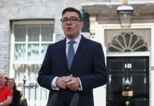 «Οι ιδιωτικοποιήσεις δεν ωφέλησαν την κοινωνία»: Ο πρωθυπουργός της Βρετανίας Α. Μπέρναμ επιστρέφει στο Δημόσιο συγκοινωνίες και νερό